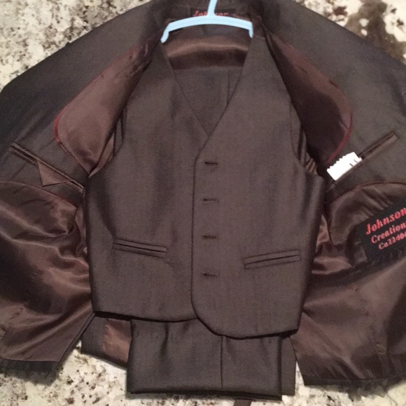 Three-piece suit for a young boy - Picture 2 of 3